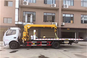 富拉尔基附近汽车轮胎更换